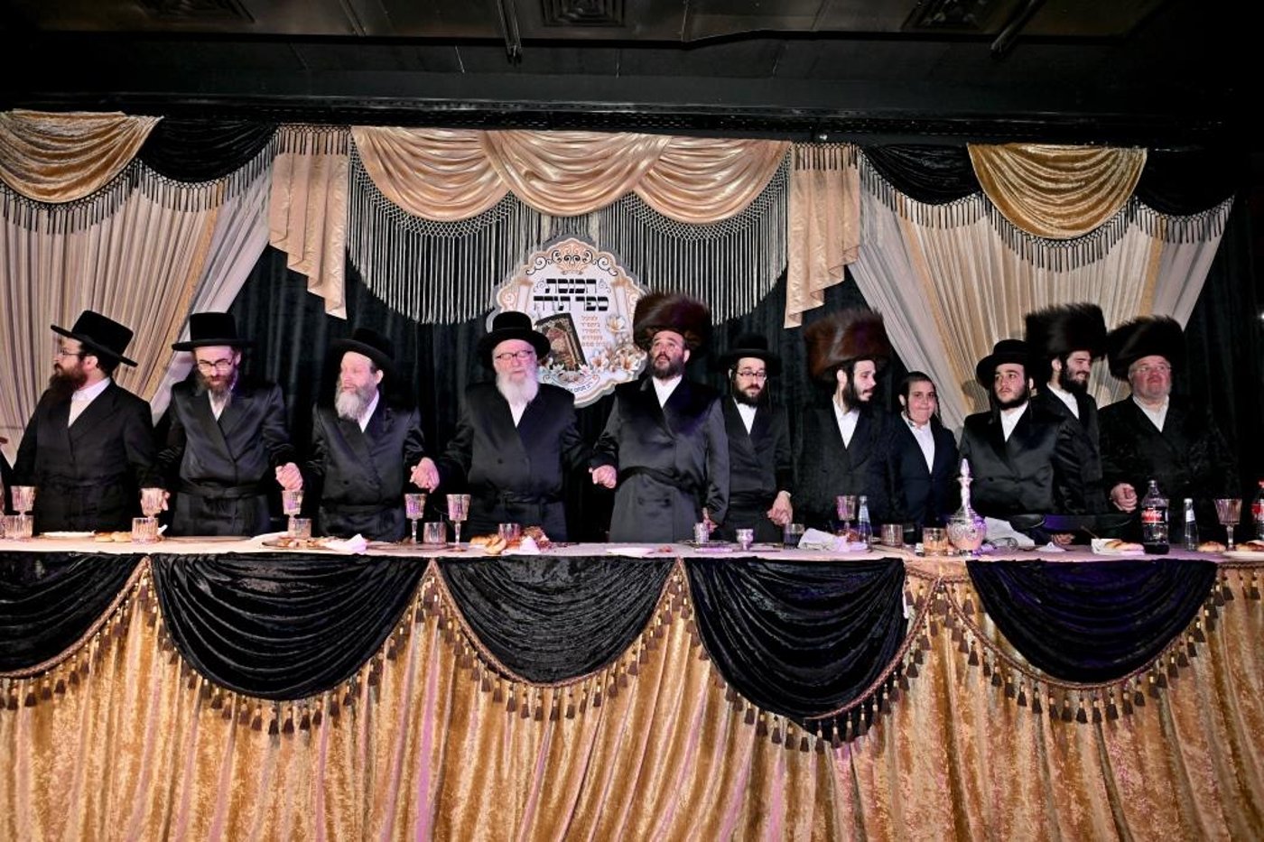 הרה"צ רבי אהרן מענדיל טווערסקי בהכנסת ס"ת בבית שמש