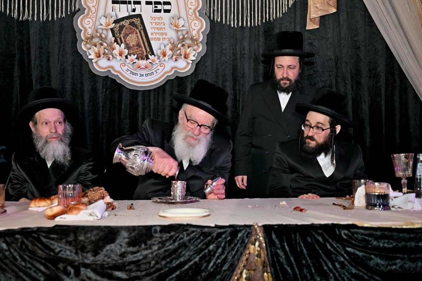 הרה"צ רבי אהרן מענדיל טווערסקי בהכנסת ס"ת בבית שמש