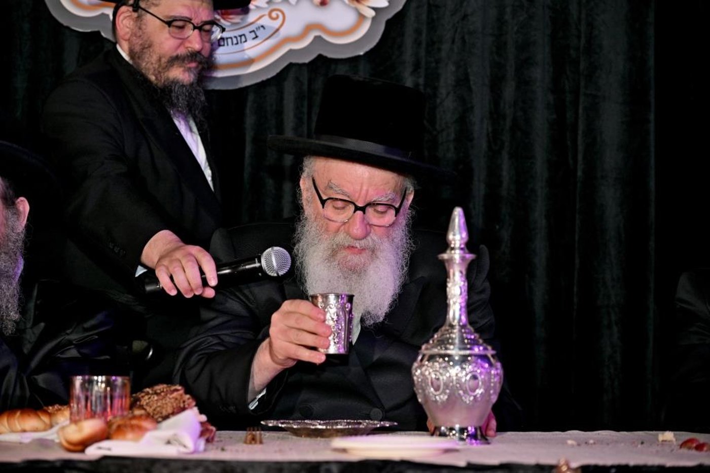 הרה"צ רבי אהרן מענדיל טווערסקי בהכנסת ס"ת בבית שמש