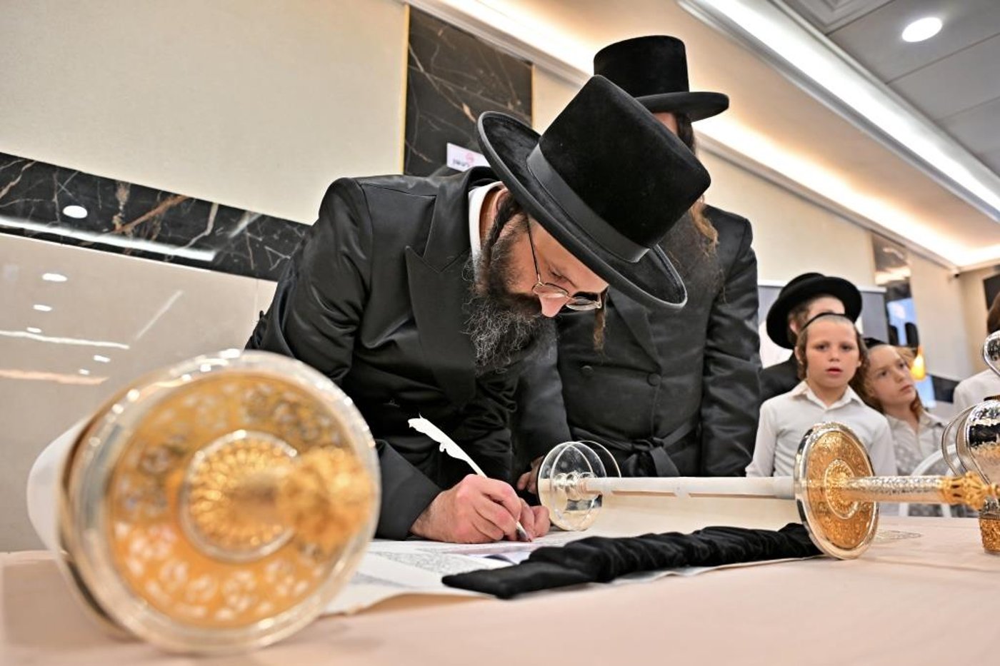 הרה"צ רבי אהרן מענדיל טווערסקי בהכנסת ס"ת בבית שמש