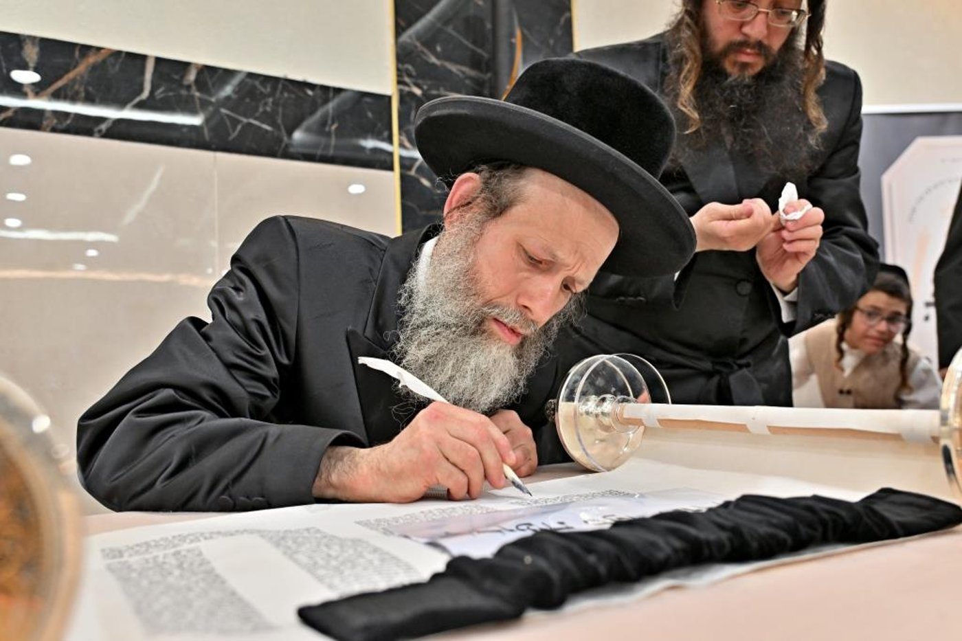 הרה"צ רבי אהרן מענדיל טווערסקי בהכנסת ס"ת בבית שמש