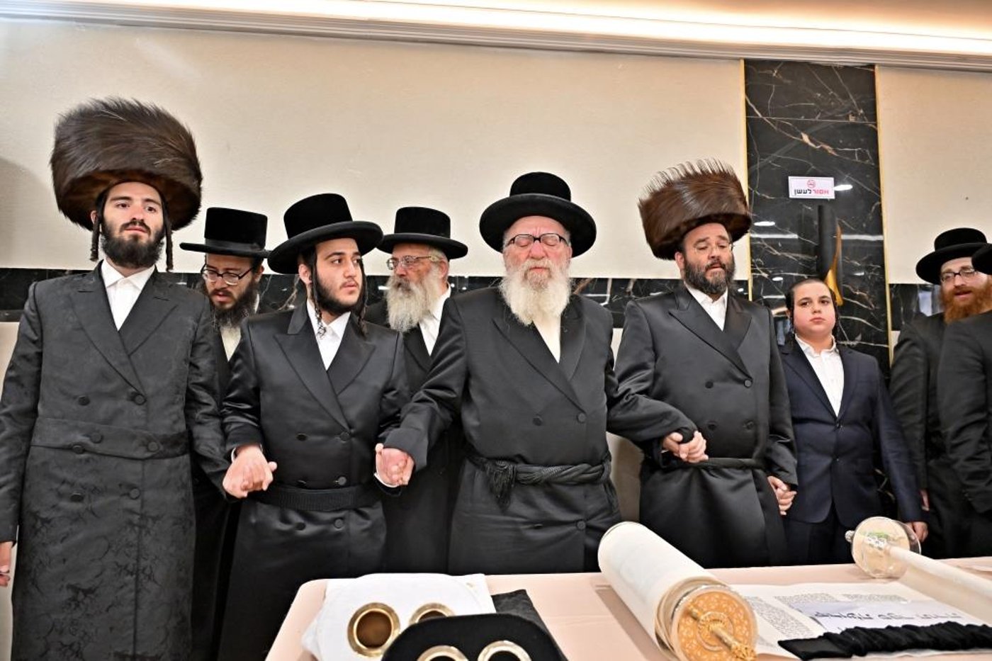 הרה"צ רבי אהרן מענדיל טווערסקי בהכנסת ס"ת בבית שמש