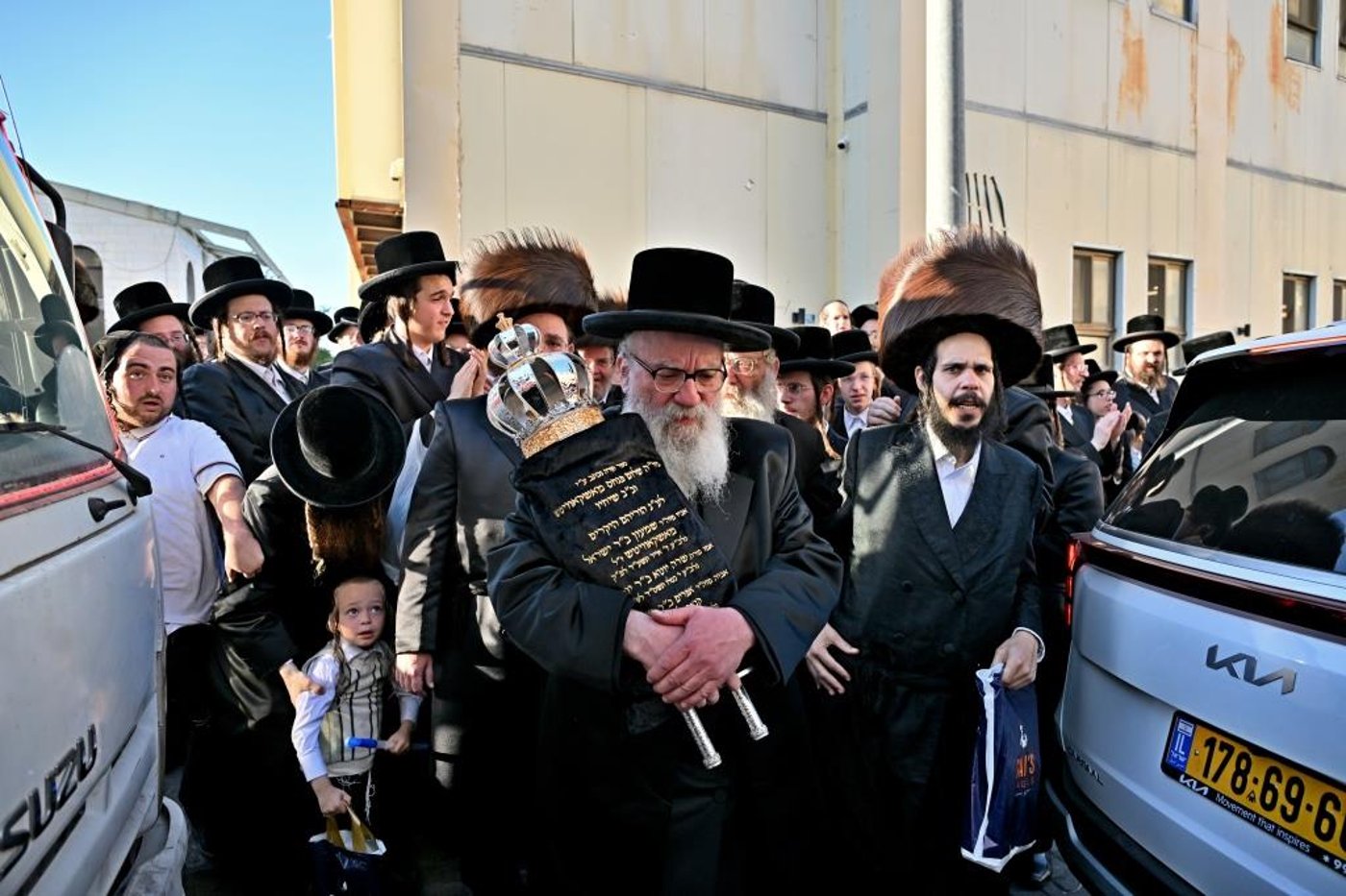 הרה"צ רבי אהרן מענדיל טווערסקי בהכנסת ס"ת בבית שמש