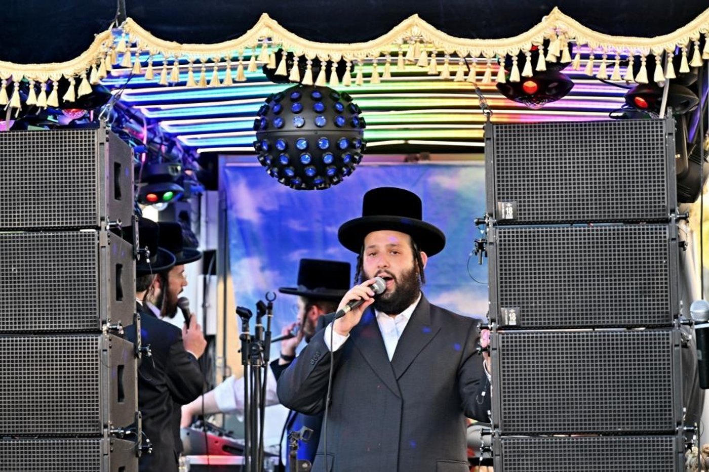 הרה"צ רבי אהרן מענדיל טווערסקי בהכנסת ס"ת בבית שמש