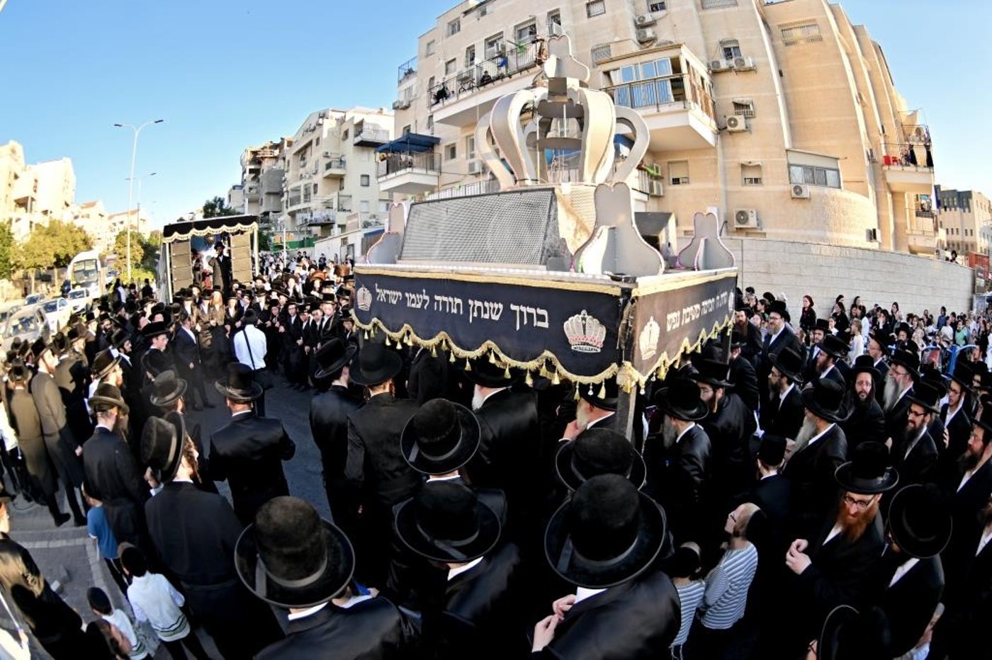 הרה"צ רבי אהרן מענדיל טווערסקי בהכנסת ס"ת בבית שמש