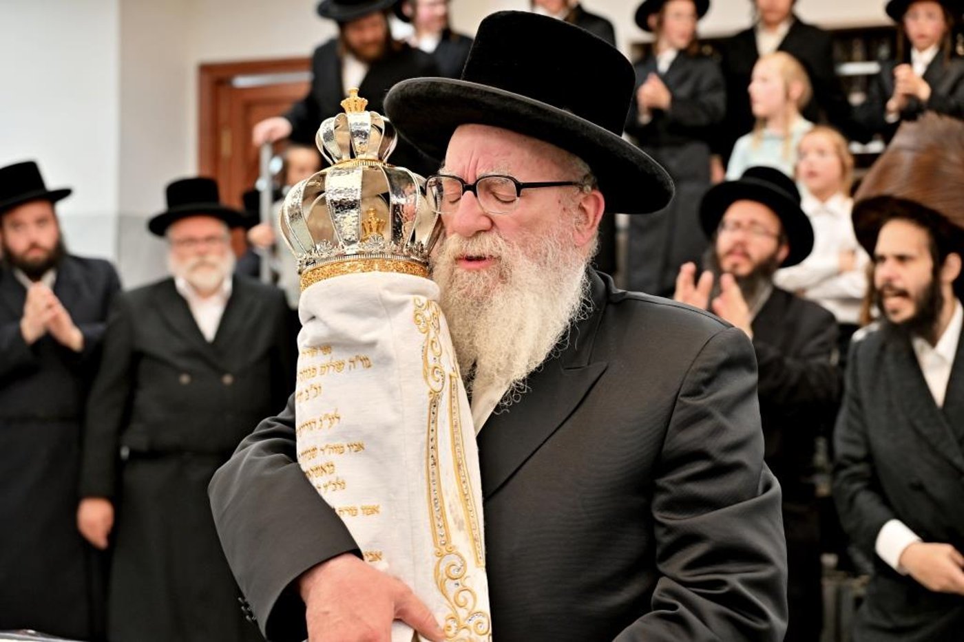 הרה"צ רבי אהרן מענדיל טווערסקי בהכנסת ס"ת בבית שמש