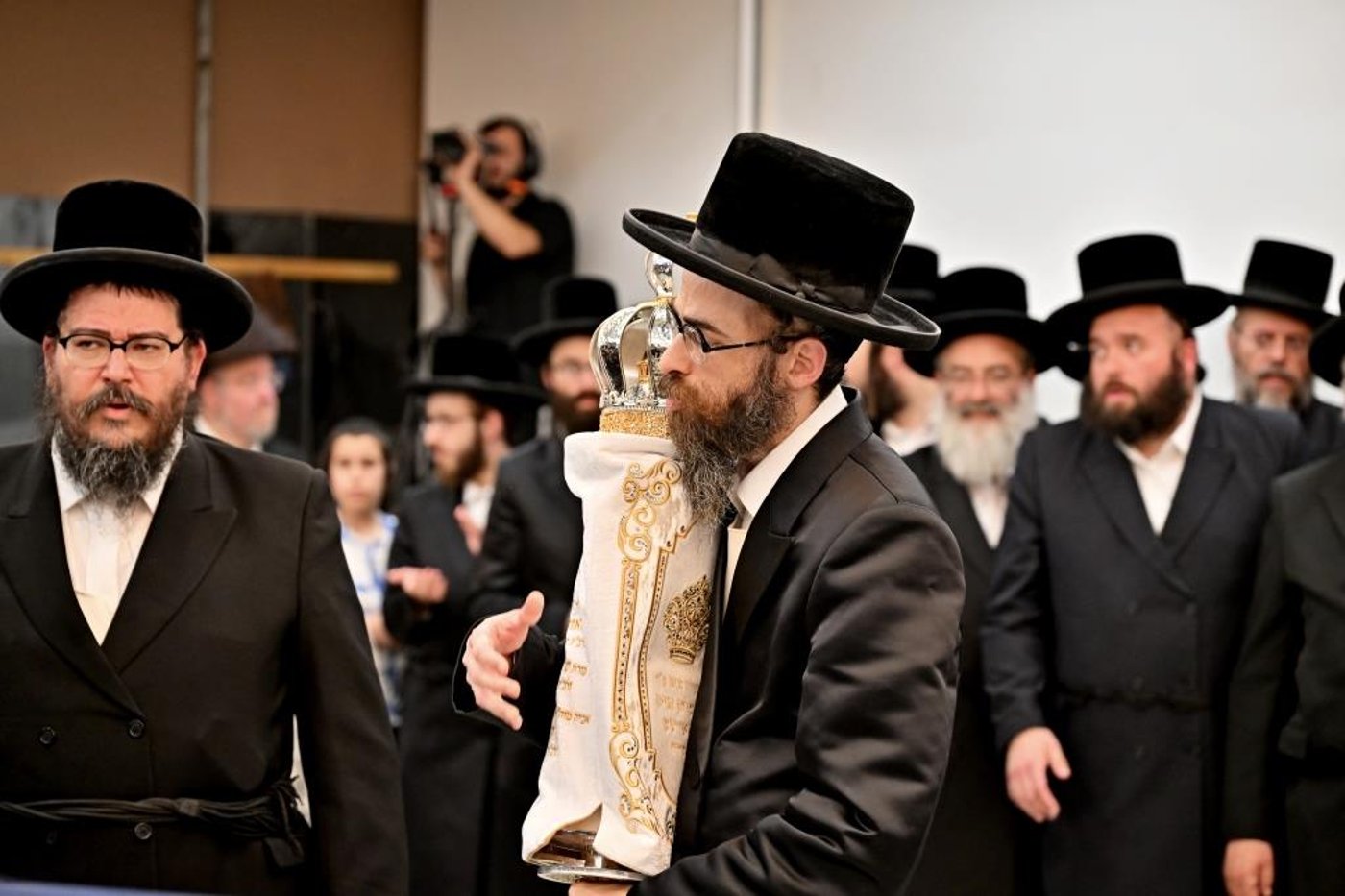 הרה"צ רבי אהרן מענדיל טווערסקי בהכנסת ס"ת בבית שמש