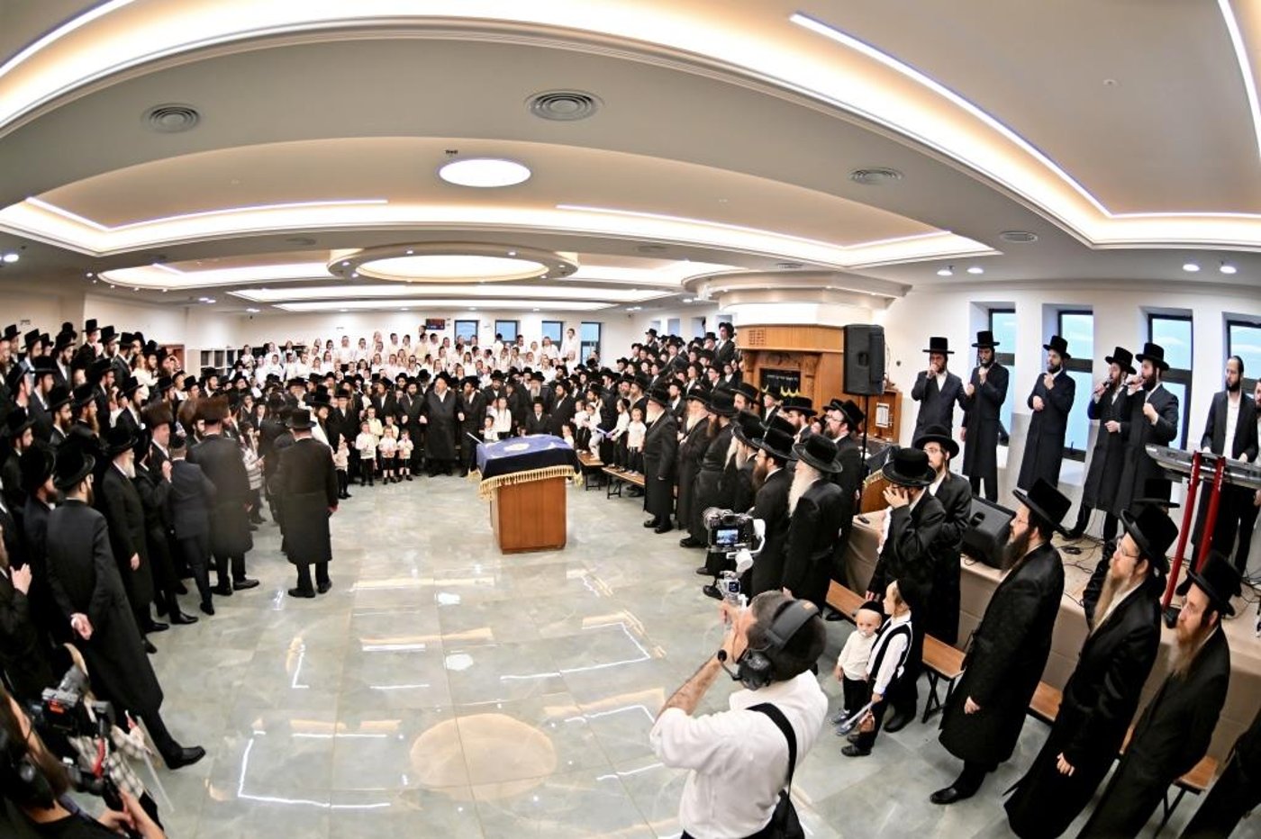 הרה"צ רבי אהרן מענדיל טווערסקי בהכנסת ס"ת בבית שמש