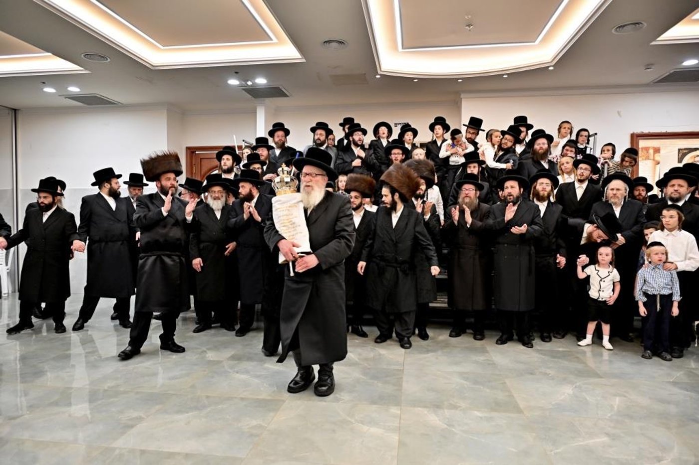 הרה"צ רבי אהרן מענדיל טווערסקי בהכנסת ס"ת בבית שמש