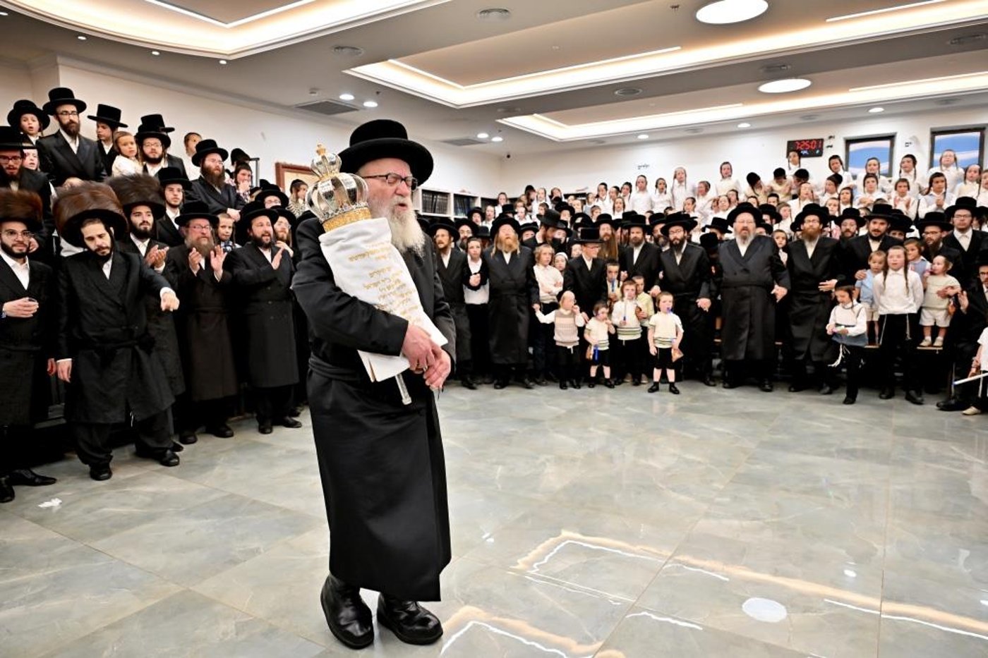 הרה"צ רבי אהרן מענדיל טווערסקי בהכנסת ס"ת בבית שמש