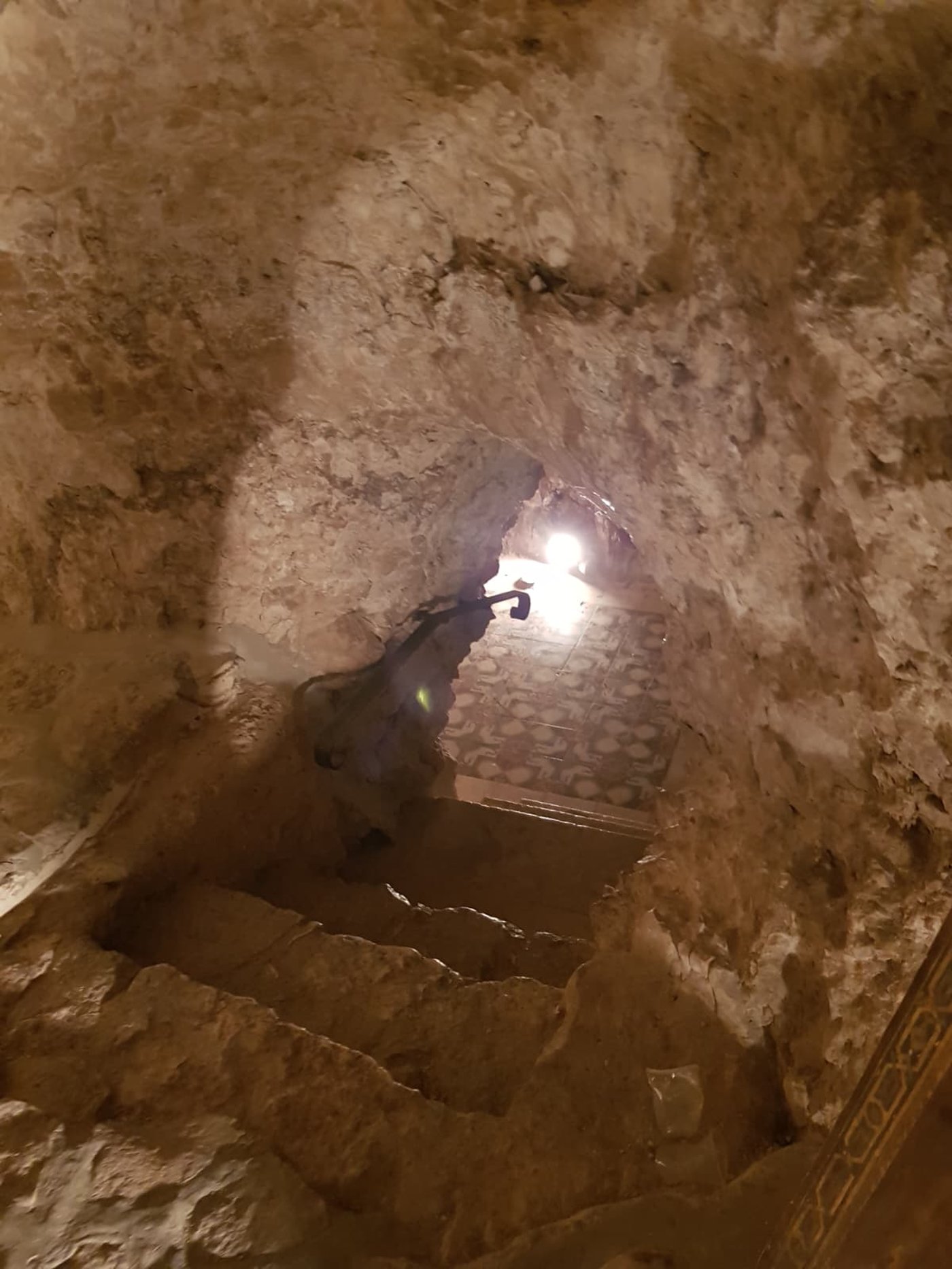 מערת אליהו לדברי המקומים. יתכן שהיא המערה אליה ברחו המרגלים