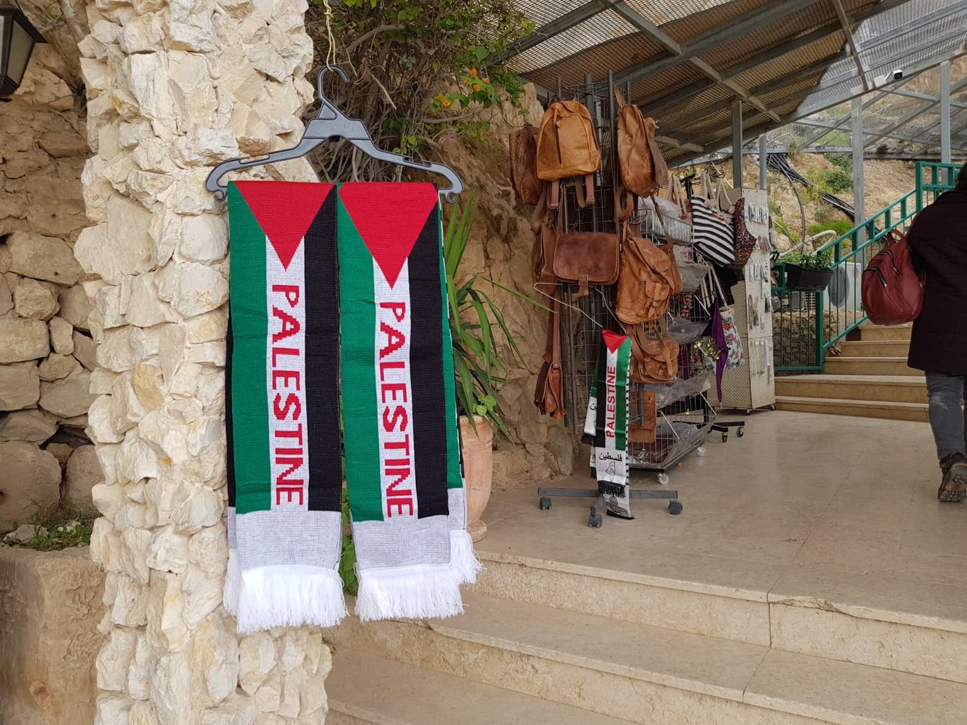מזכרות לתיירים בדיר קראנטל