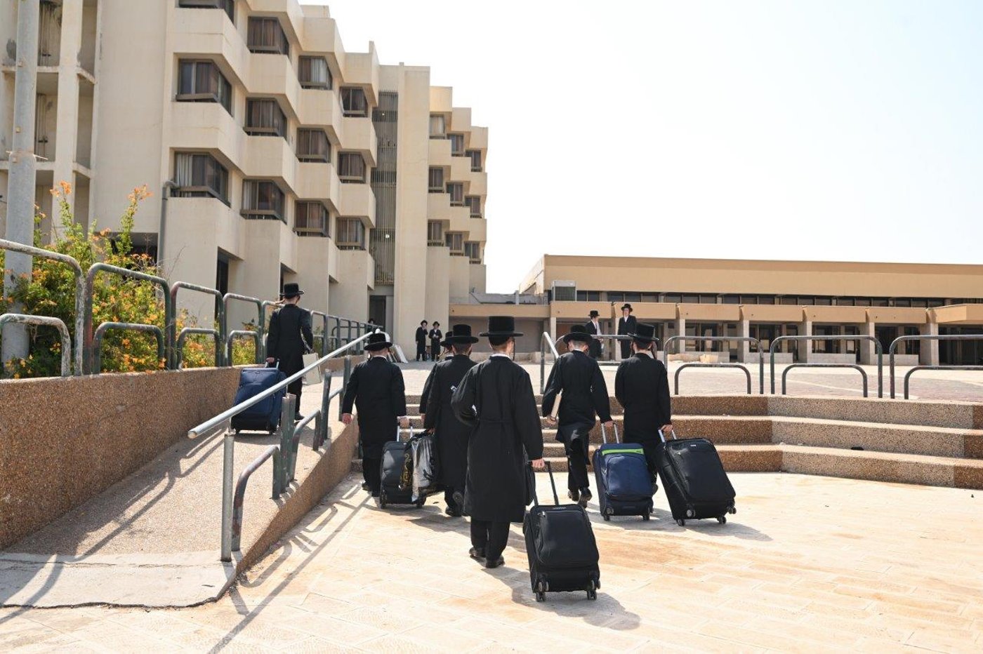פתיחת הזמן בישיבות צאנז
