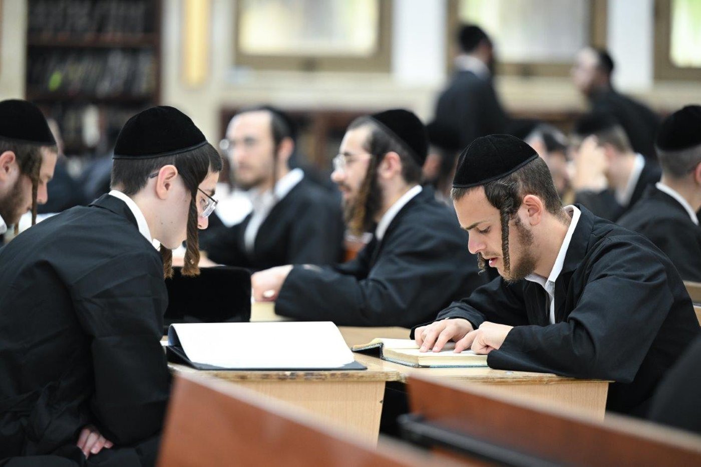 פתיחת הזמן בישיבות צאנז