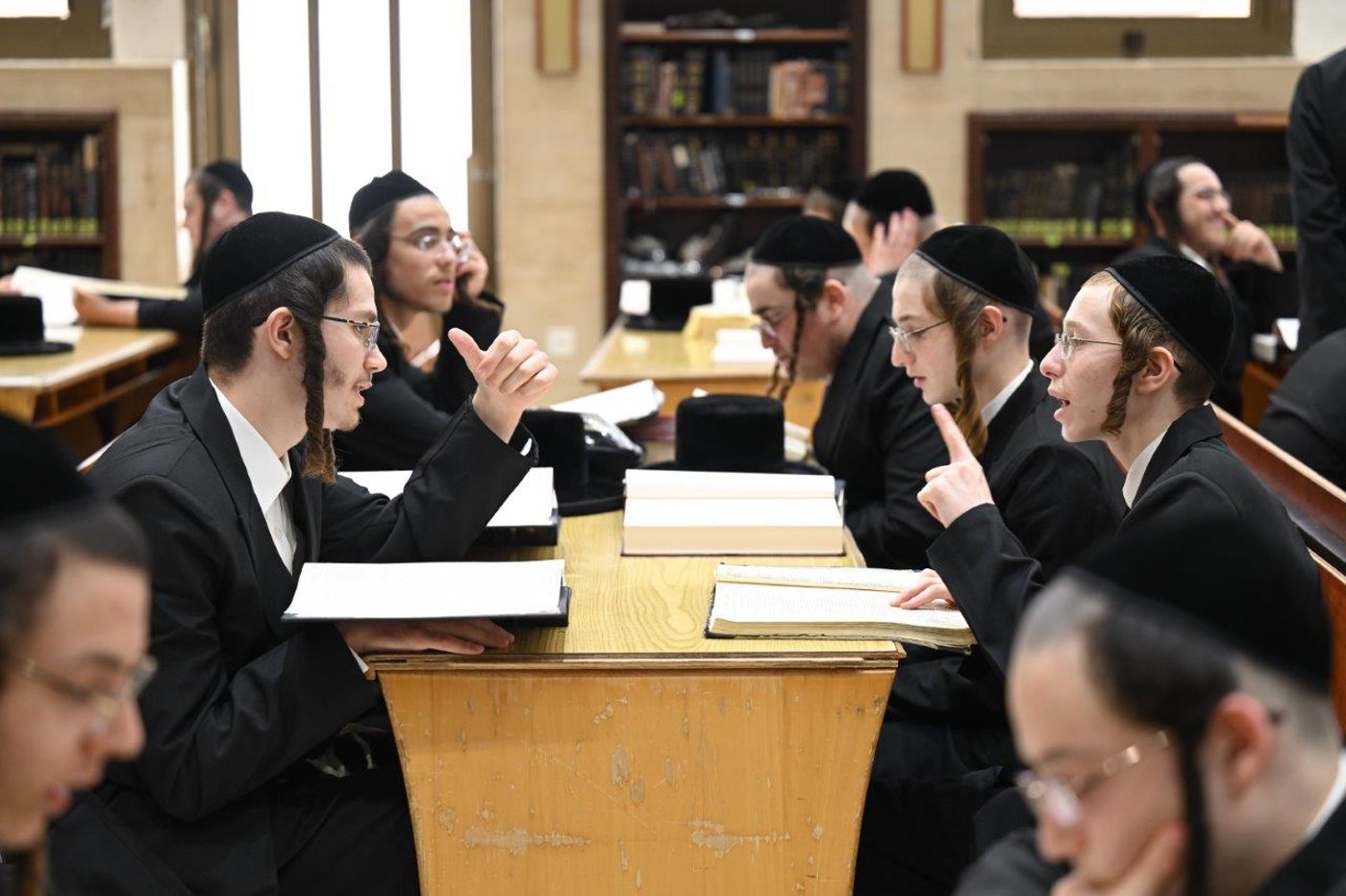 פתיחת הזמן בישיבות צאנז