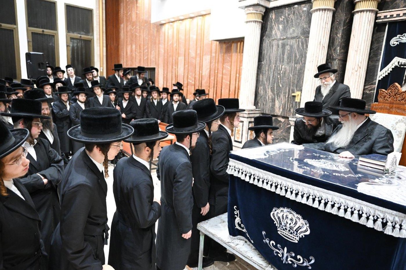 פתיחת הזמן בישיבות צאנז