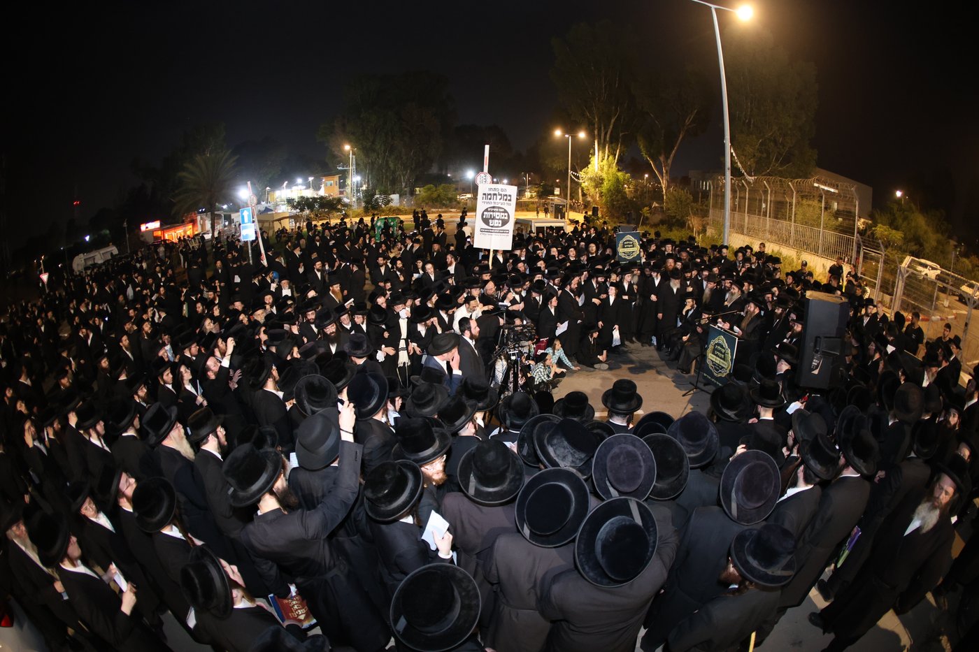 מחאת קהילות החסידים בראשות גדולי האדמו"רים מול כלא 10