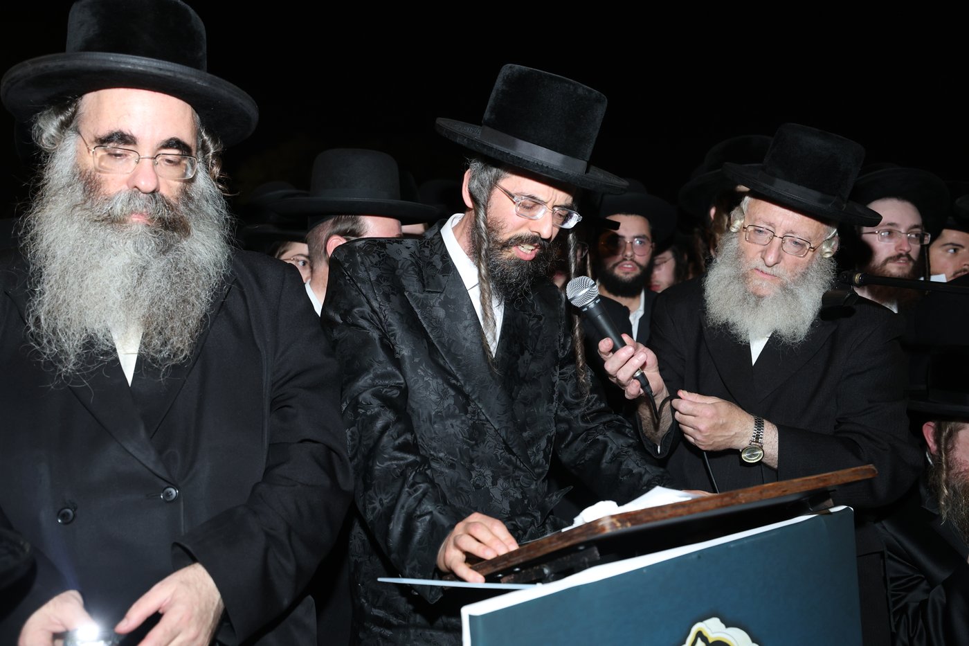 מחאת קהילות החסידים בראשות גדולי האדמו"רים מול כלא 10