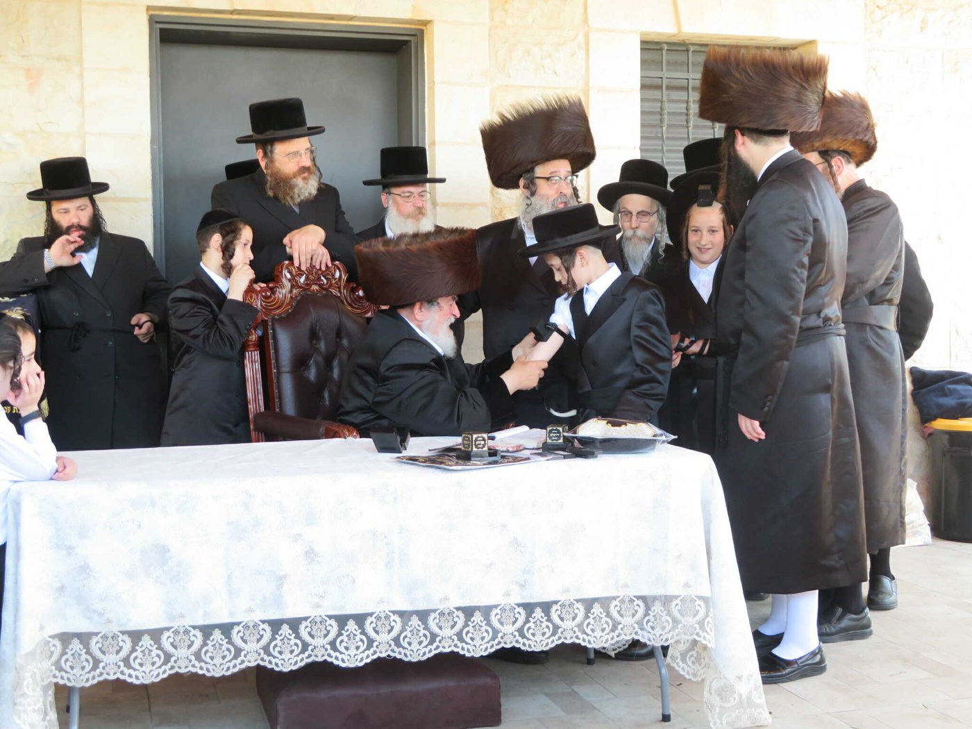 האדמו"ר מויז'ניץ בהנחת תפילין לניניו התאומים