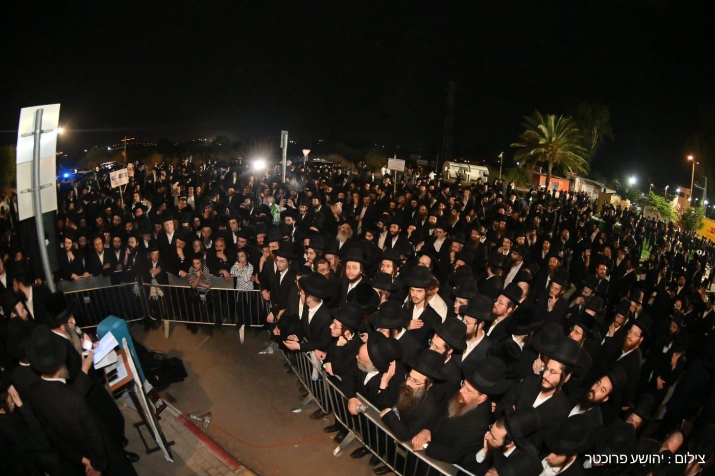 העצרת מול הכלא