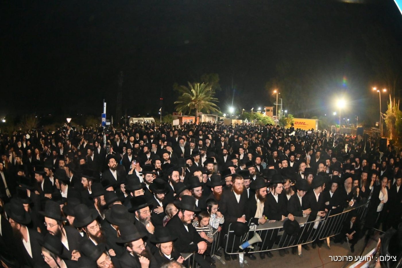 העצרת מול הכלא