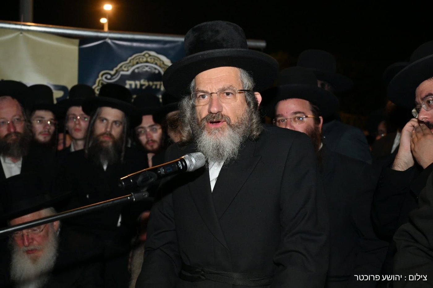 העצרת מול הכלא