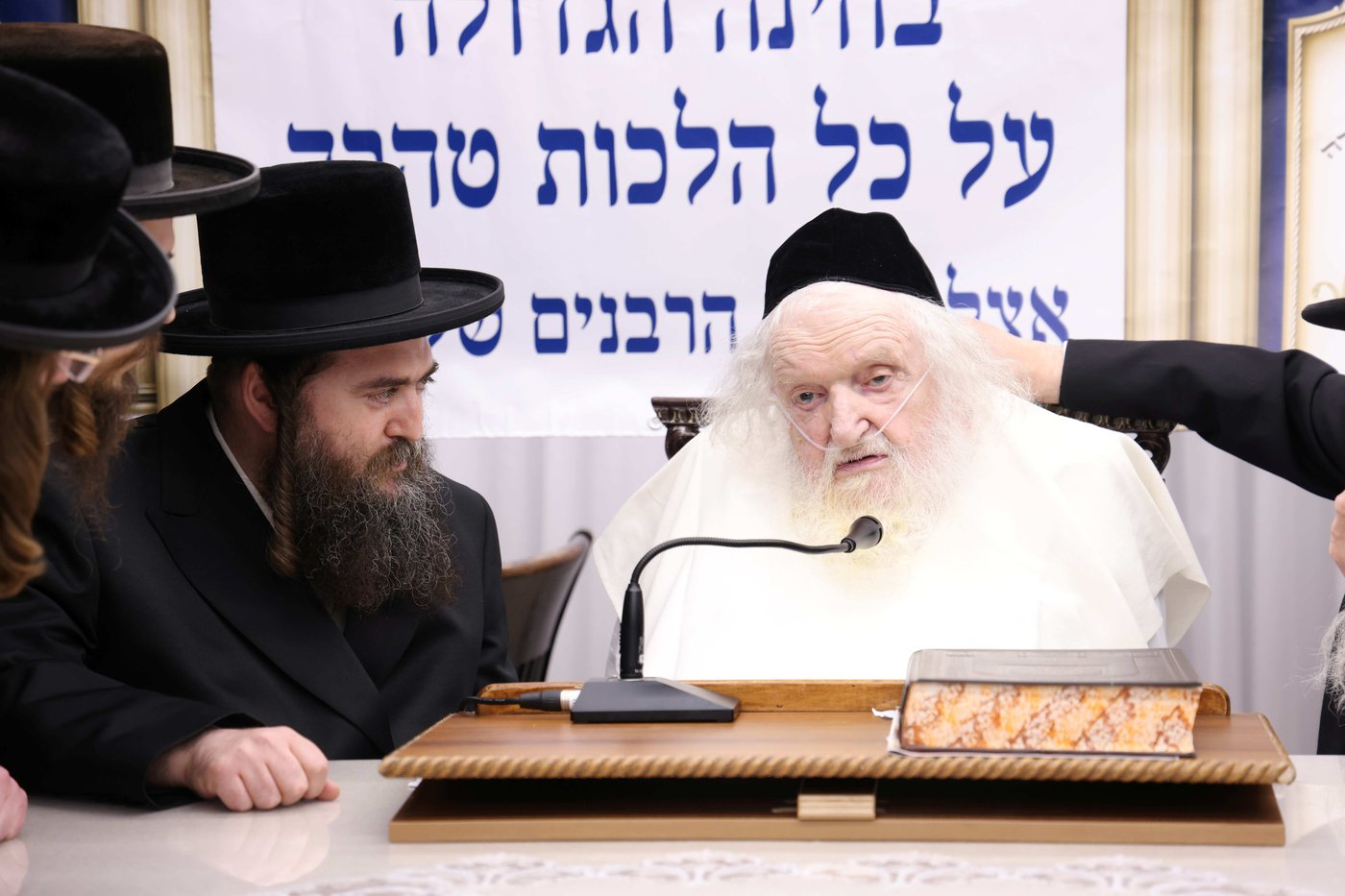 הגאון רבי משה שטרנבוך בוחן את אברכי 'אהבת ציון - זיבנבערגן'