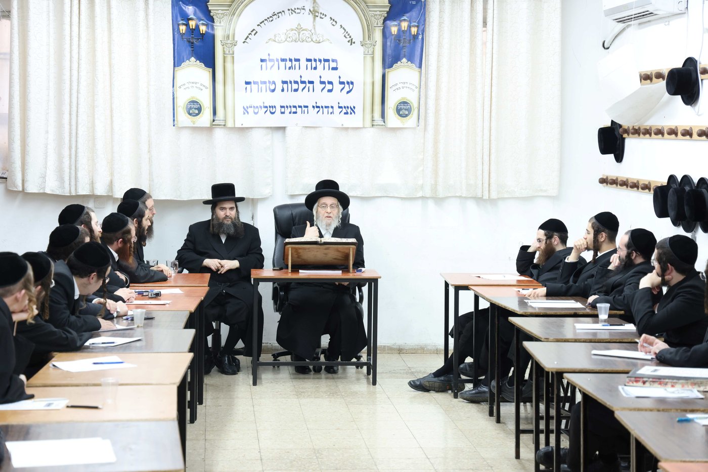 גאב"ד אייזנשטאט בוחן את אברכי 'אהבת ציון - זיבנבערגן'