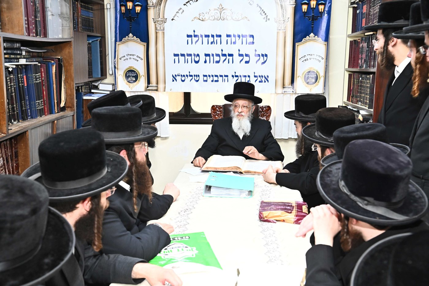 הגאון רבי יעקב מאיר שטרן בוחן את אברכי 'אהבת ציון - זיבנבערגן'