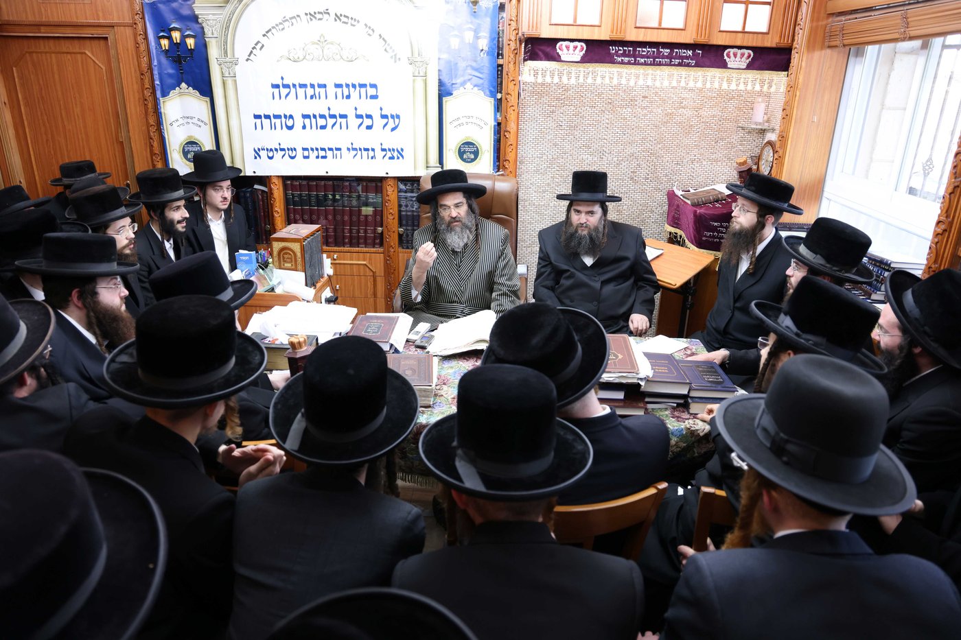 הגאון רבי משה ברנסדורפר בוחן את אברכי 'אהבת ציון - זיבנבערגן'