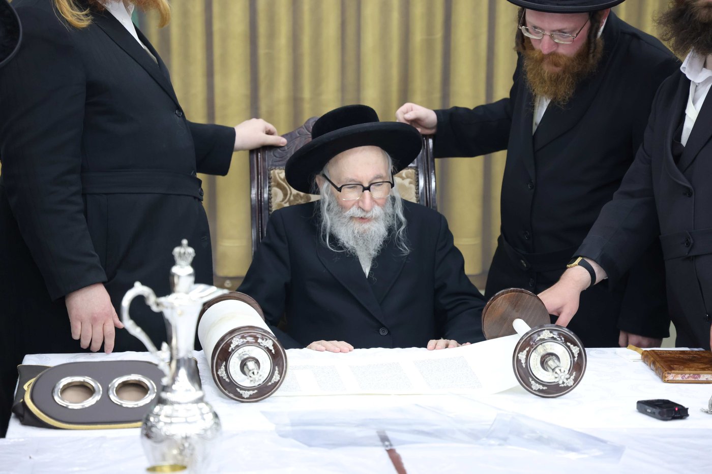 הכנסת ס"ת לביהמ"ד קהל חסידי ירושלים בבית שמש 