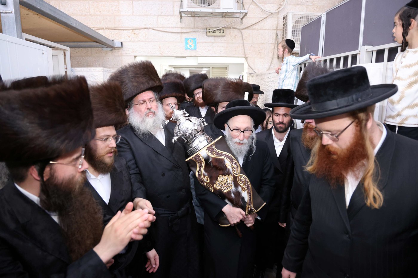 הכנסת ס"ת לביהמ"ד קהל חסידי ירושלים בבית שמש 