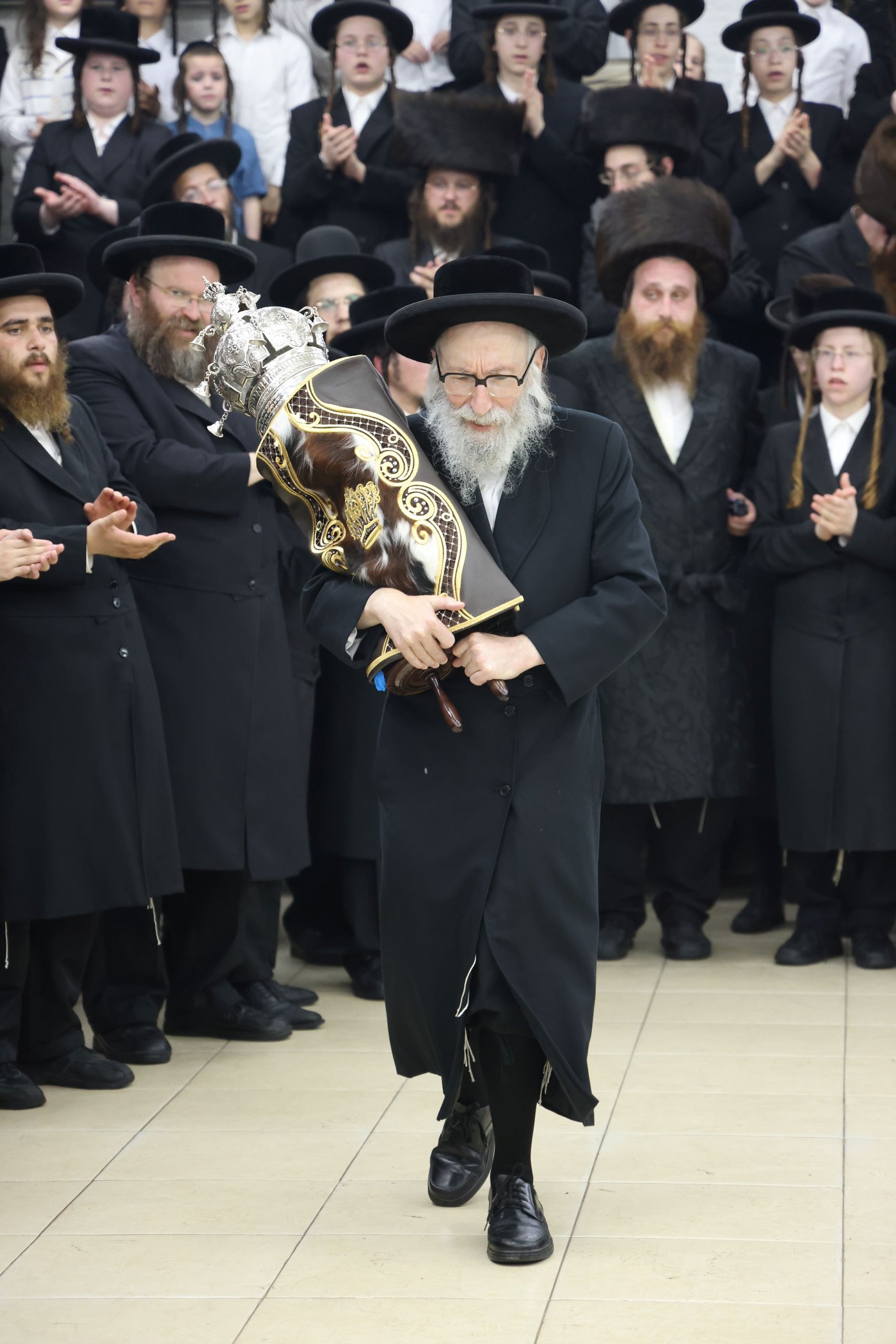 הכנסת ס"ת לביהמ"ד קהל חסידי ירושלים בבית שמש 