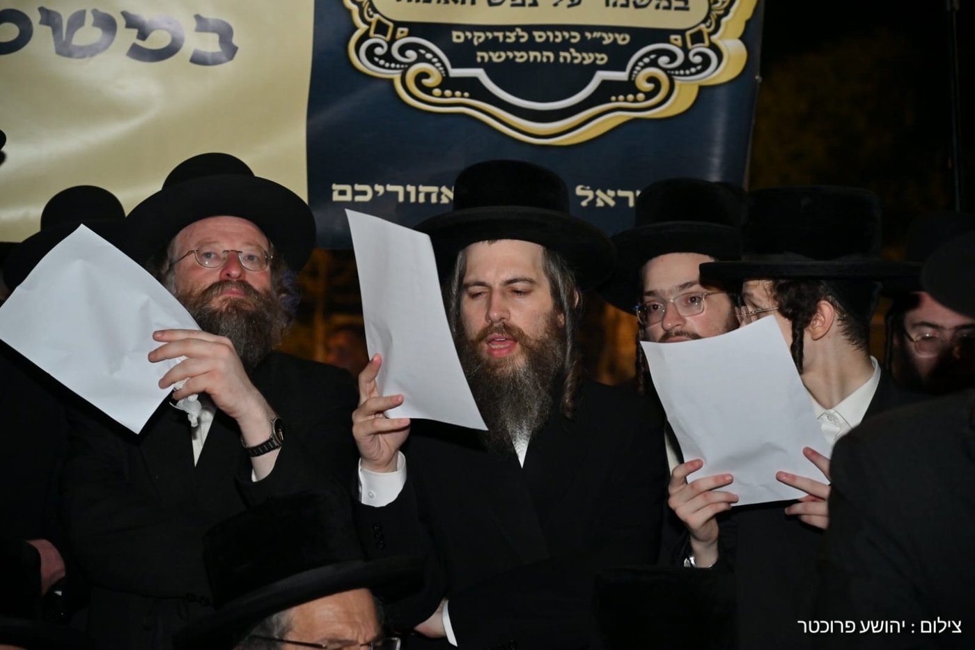 גדולי ישראל בעצרת מול שערי כלא 10