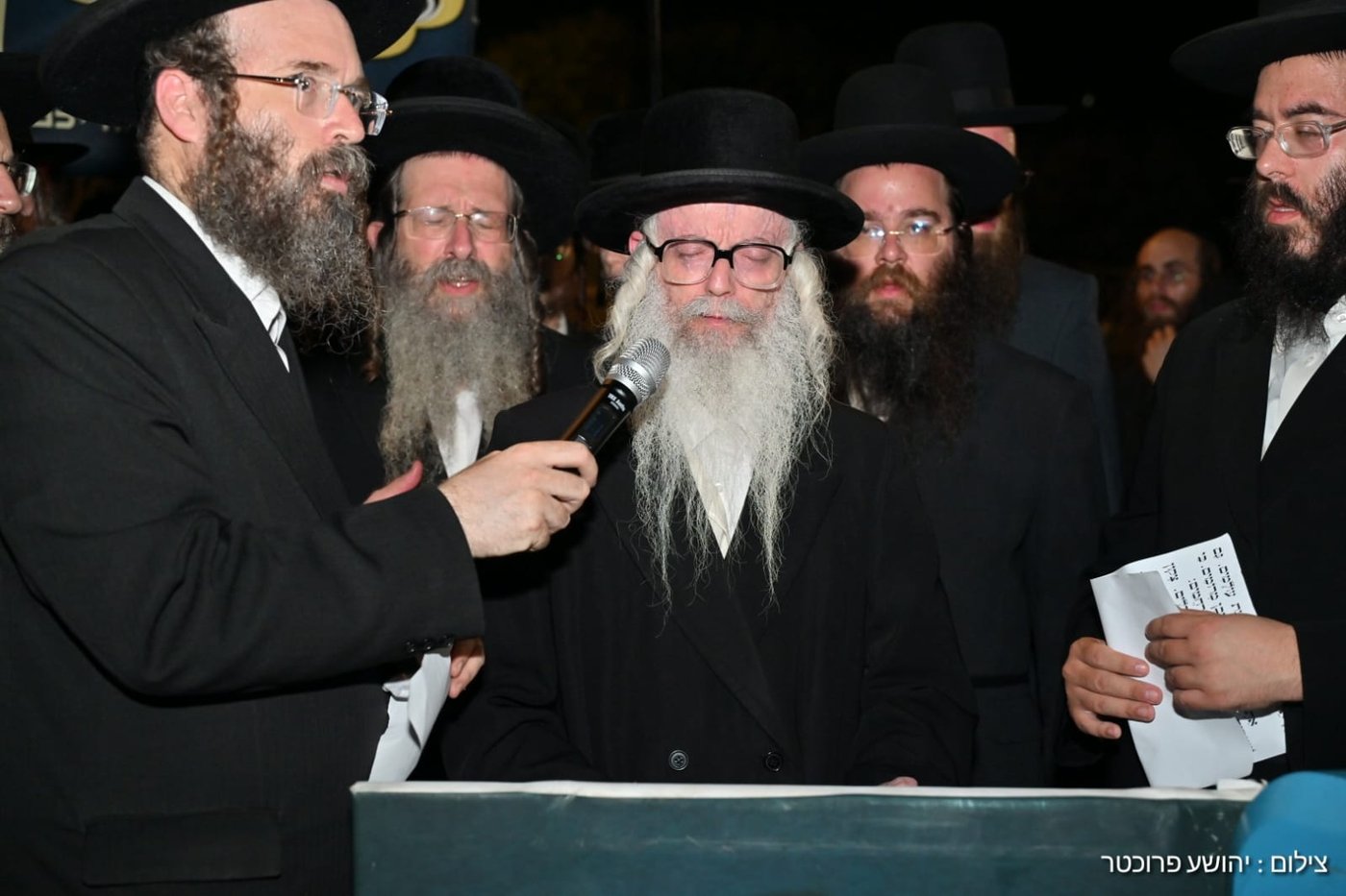 גדולי ישראל בעצרת מול שערי כלא 10