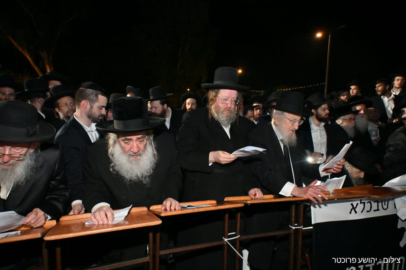 גדולי ישראל בעצרת מול שערי כלא 10