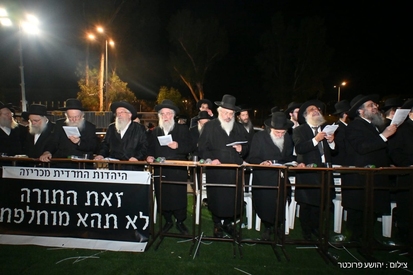 גדולי ישראל בעצרת מול שערי כלא 10