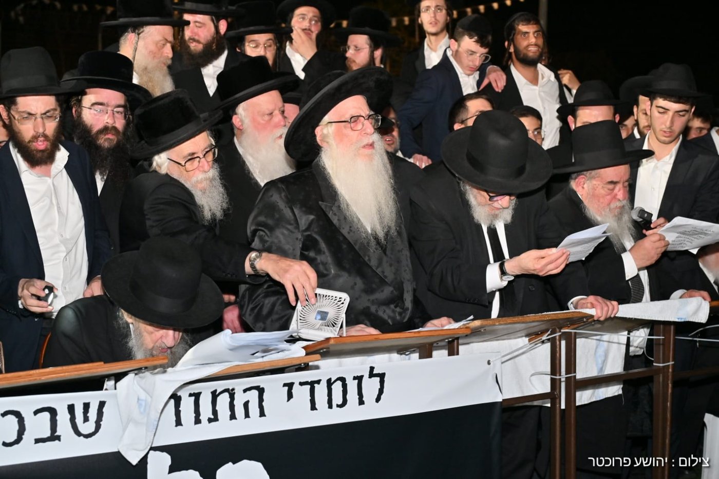 גדולי ישראל בעצרת מול שערי כלא 10