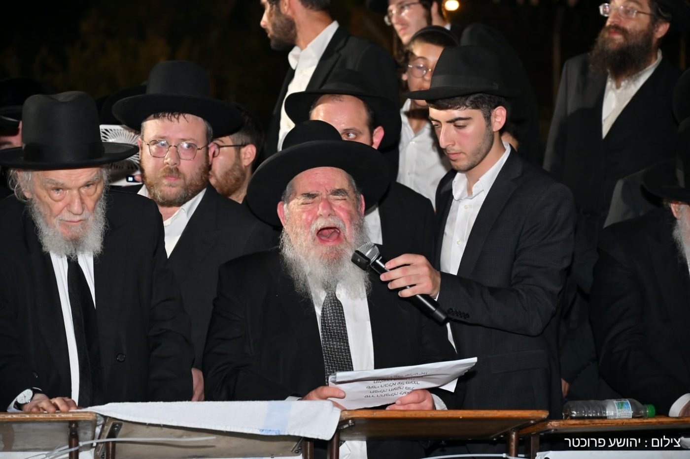 גדולי ישראל בעצרת מול שערי כלא 10