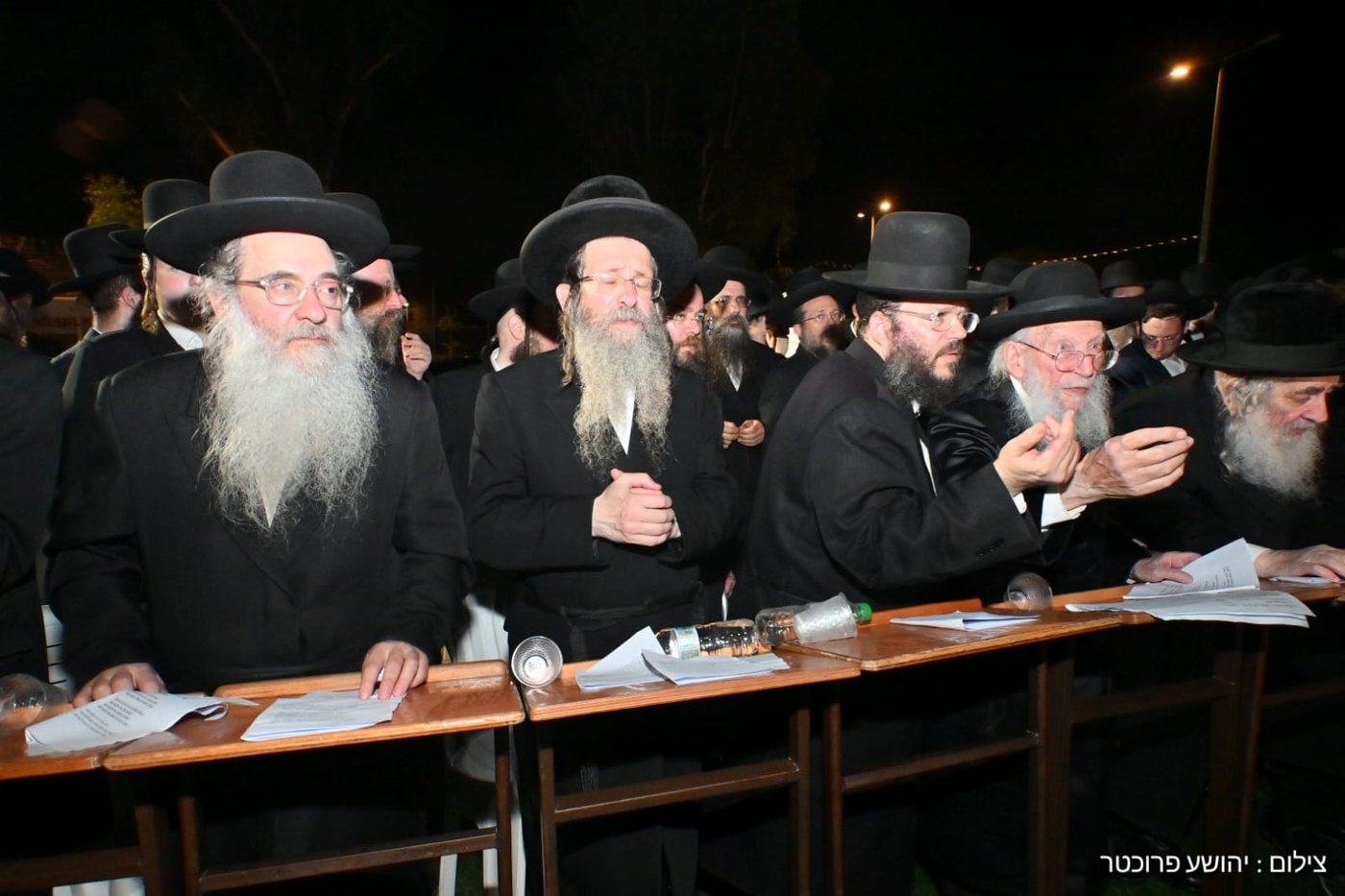 גדולי ישראל בעצרת מול שערי כלא 10