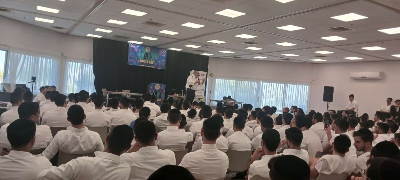 הקעמפ של ישיבת 'אש התלמוד' בכפר הנופש אלמוג למרגלות צפון ים המלח