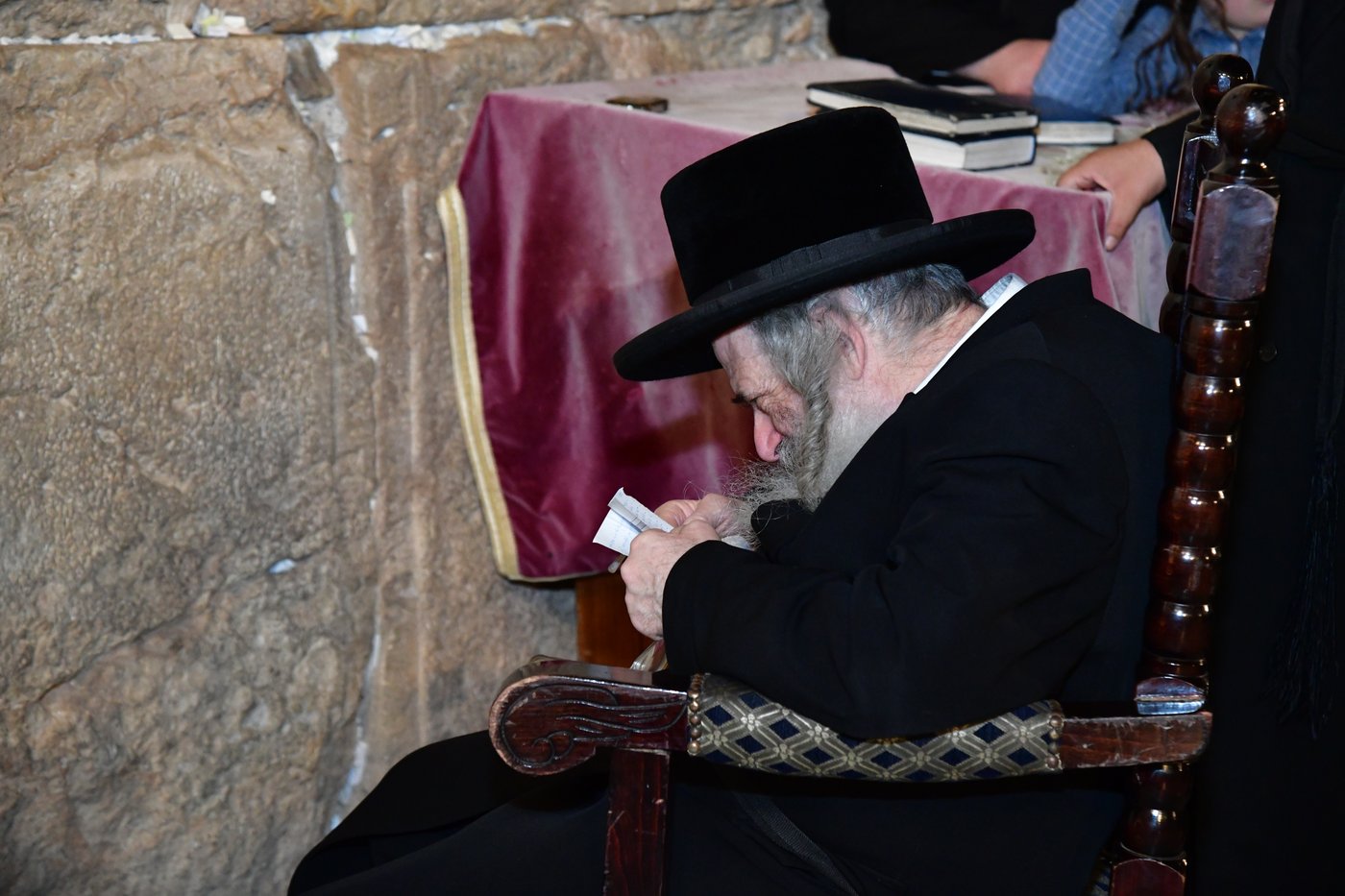 האדמו"ר מחוג חתם סופר בתפילה ע"י הכותל המערבי