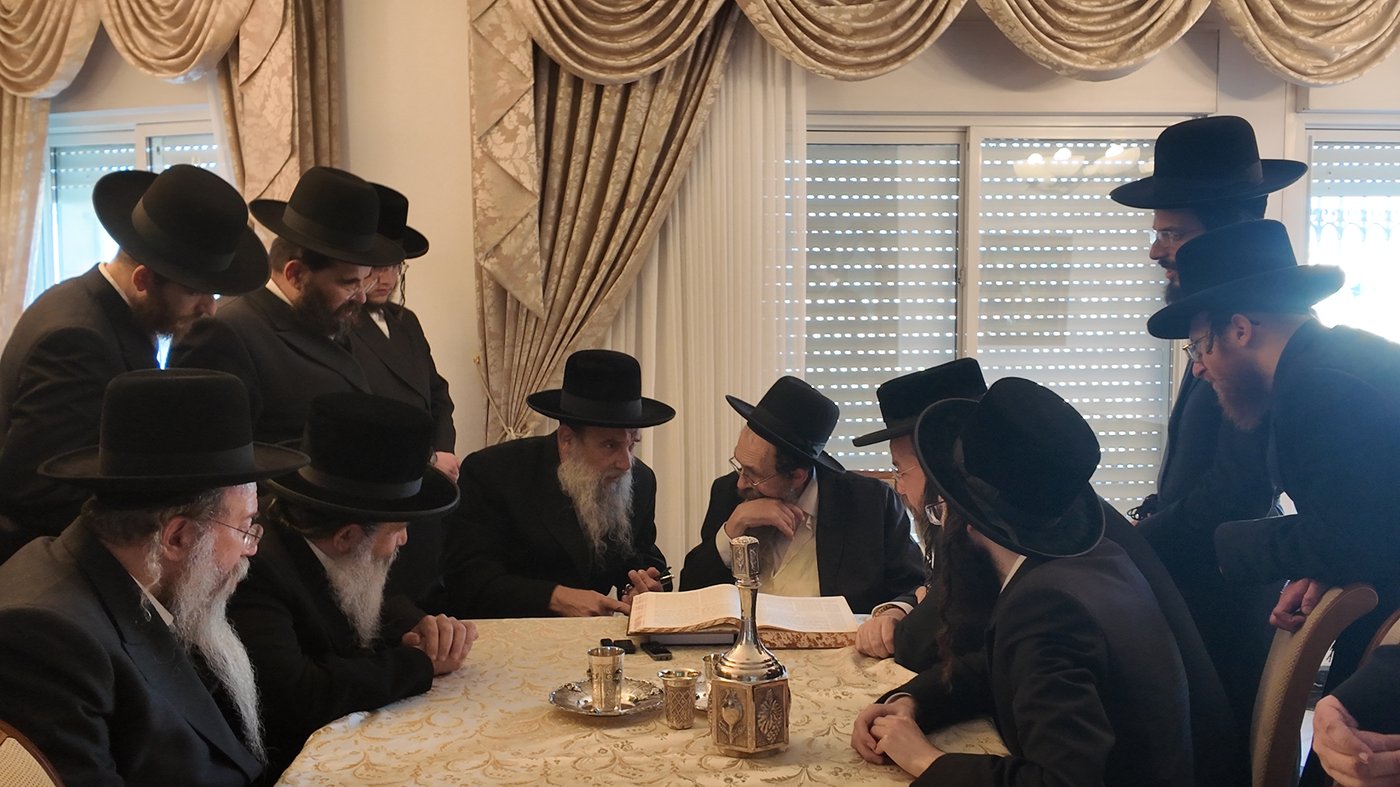 האדמו"ר מאשלג בביקור אצל האדמו"ר מתולדות יהודה סטוטשין