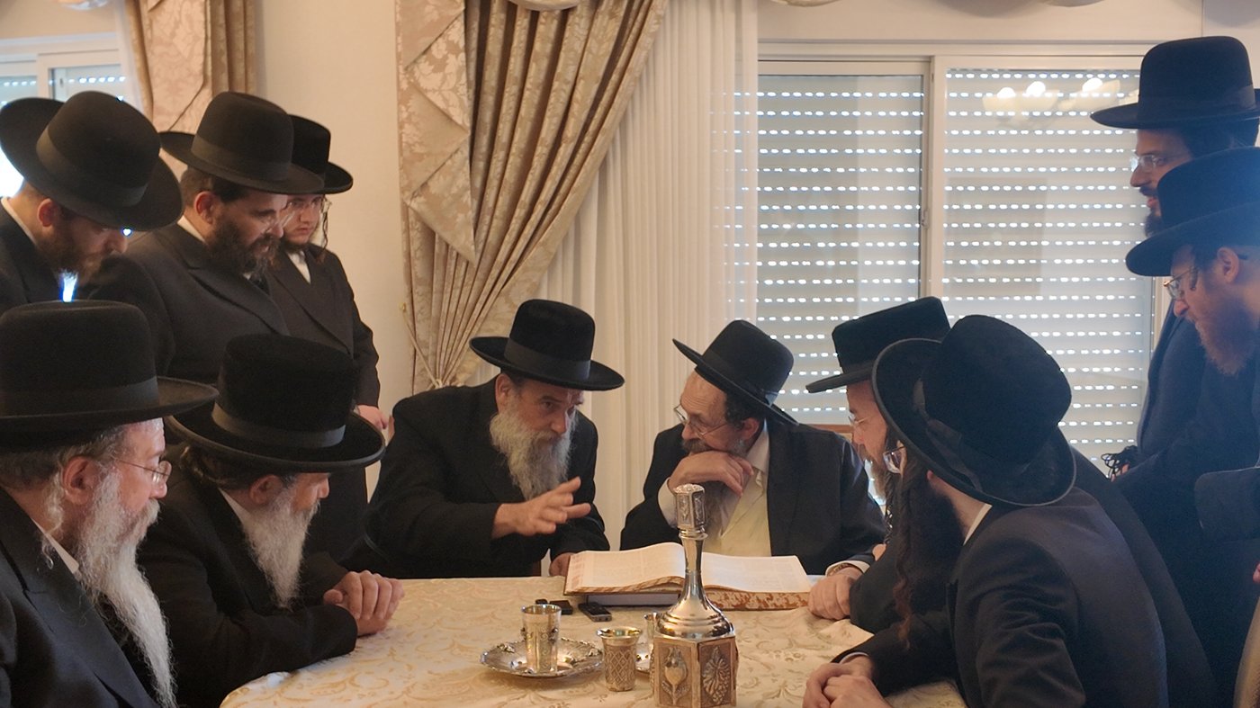 האדמו"ר מאשלג בביקור אצל האדמו"ר מתולדות יהודה סטוטשין