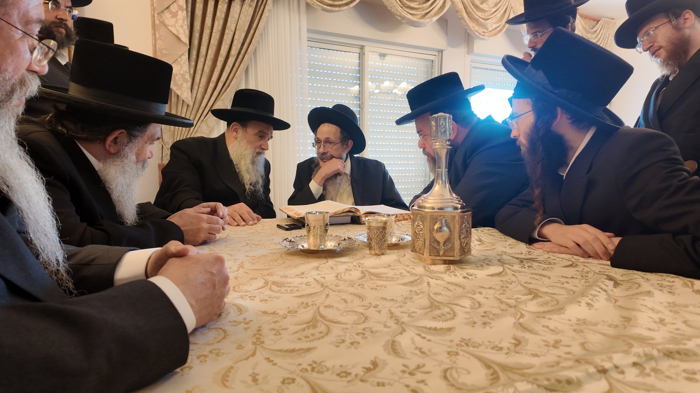 האדמו"ר מאשלג בביקור אצל האדמו"ר מתולדות יהודה סטוטשין