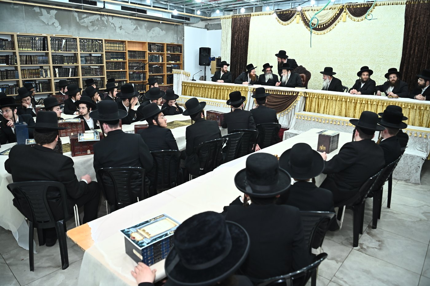 חלוקת פרסים בישיבת מודז'יץ