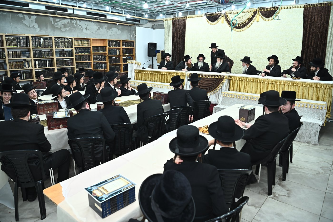 חלוקת פרסים בישיבת מודז'יץ