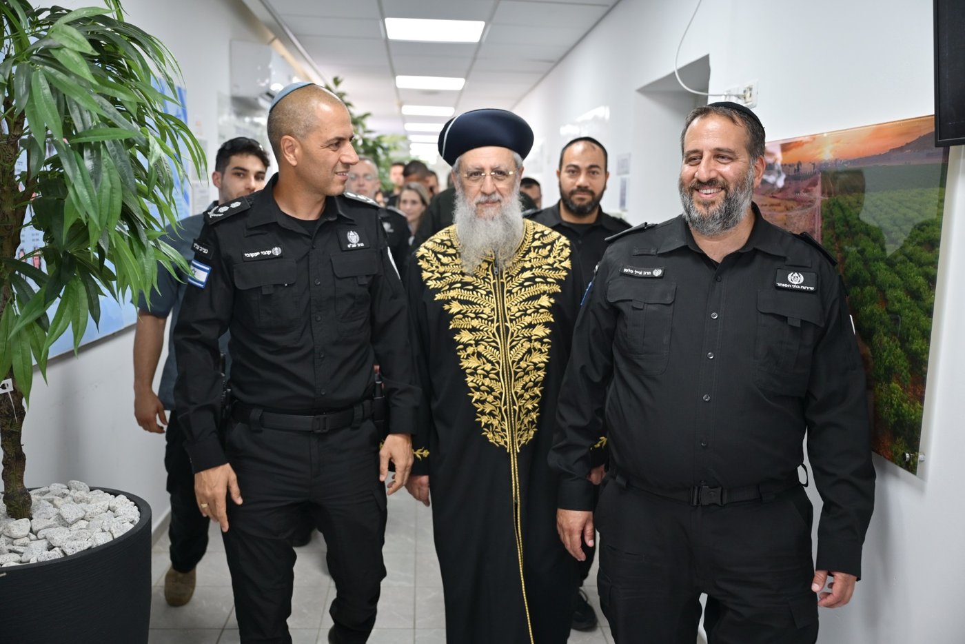 הראשל"צ הגר"ד יוסף עם נציב בתי הסוהר, רב-גונדר קובי יעקובי  והרב הראשי לשב״ס, גונדר-משנה הרב אייל סלמן