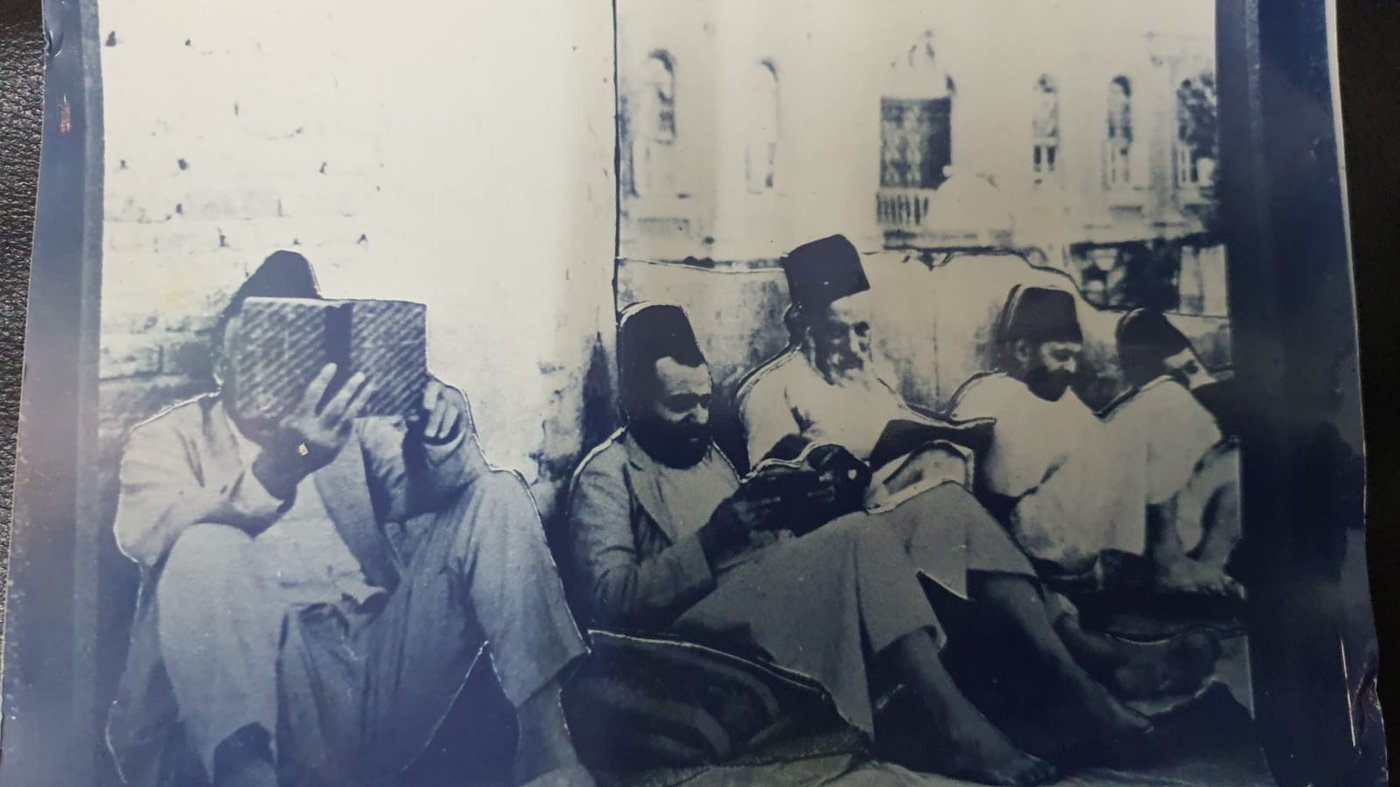 בעלה, הרה"צ רבי מרדכי גבאי זצ"ל, באמירת 'תיקון חצות' עם חכמי פורת יוסף