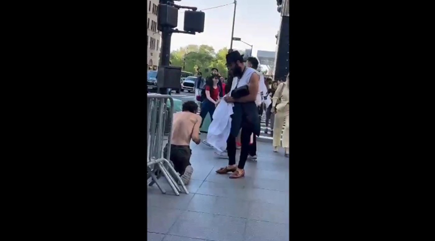 צעיר יהודי מארה"ב בשם דני נמדר התפרסם בעולם כולו כשתועד כשהוא פושט את חולצתו ומעניק אותה לחסר בית
